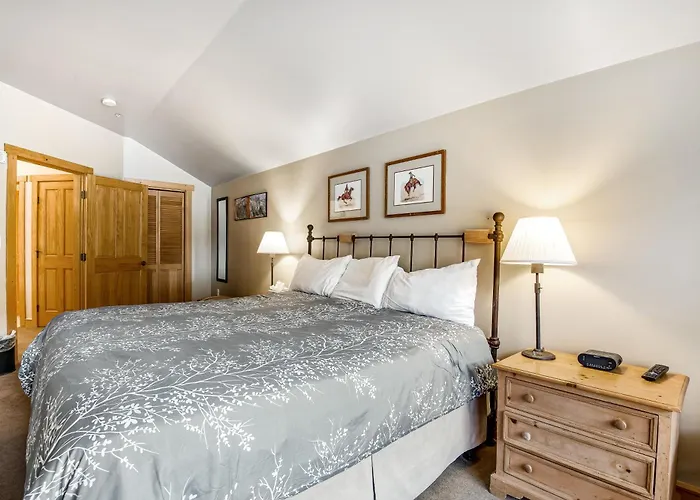 Lofty Quarters #409 Apartment *