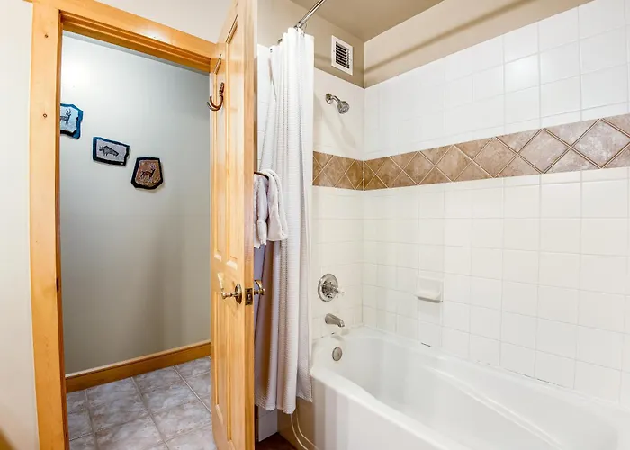 Lofty Quarters #409 Apartment *