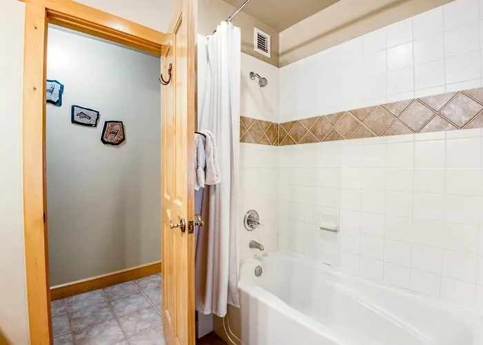 Lofty Quarters #409 Apartment *