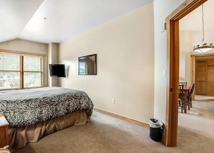 Lofty Quarters #409 Apartment