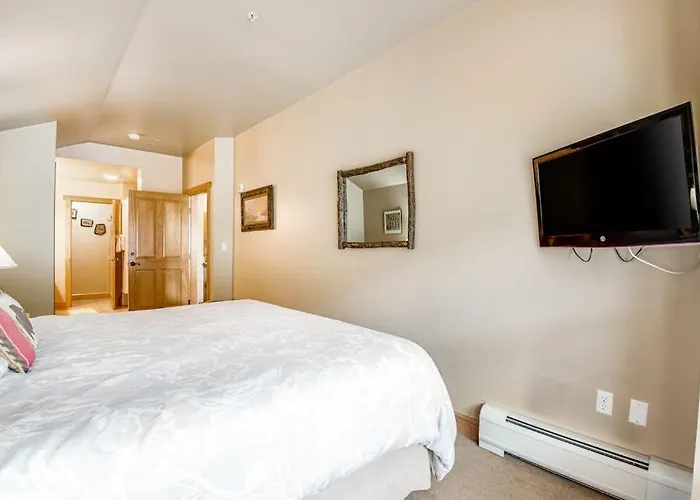Lofty Quarters #409 Apartment