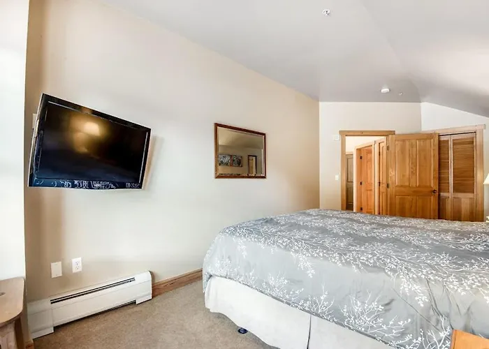 Lofty Quarters #409 Apartment